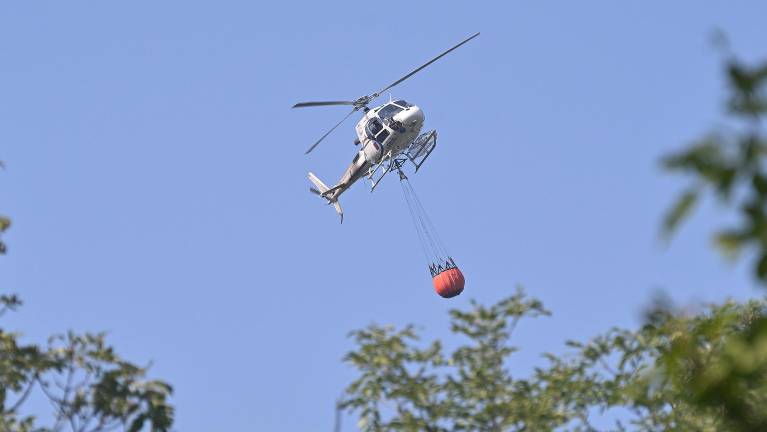 Helikopter civilne zaščite je danes zalil požarišče, saj je ob tleh še tlelo