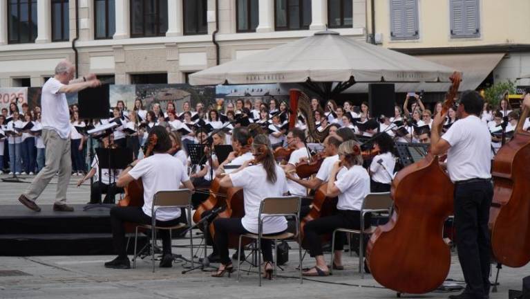John Rutter na Travniku vodil več sto pevcev in orkester