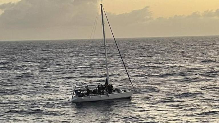 Tržaška ladja Laura Bassi iz Jonskega morja rešila 92 migrantov
