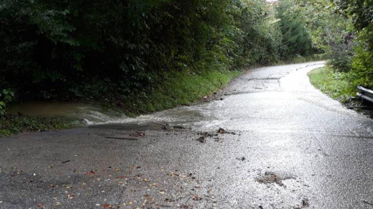 Voda drla tudi po cesti