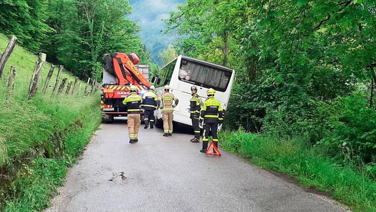 Na Kobariškem v torek s ceste zdrsnil avtobus
