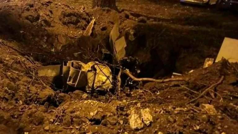 V Zagrebu z neba padel neznani predmet in povzročil ogromen krater (video)