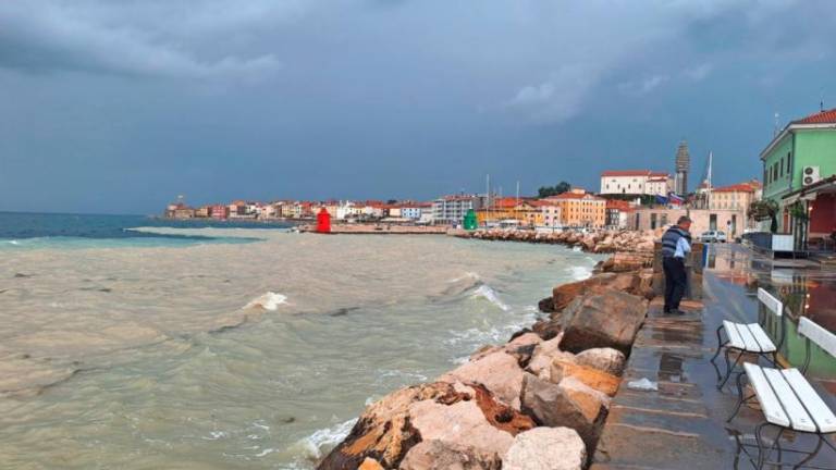 Nalivi povzročali težave v slovenski Istri