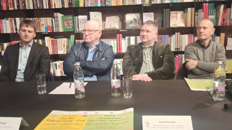 »Z rožami stavba oživi«