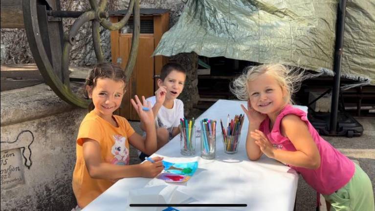 Igrali, peli, snemali in razmišljali o miru