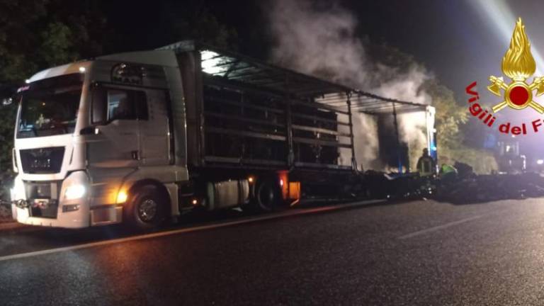 Na avtocesti zgorel tovornjak