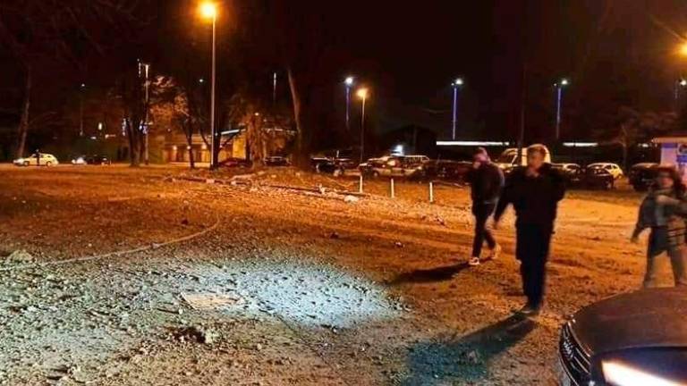 V Zagrebu z neba padel neznani predmet in povzročil ogromen krater (video)