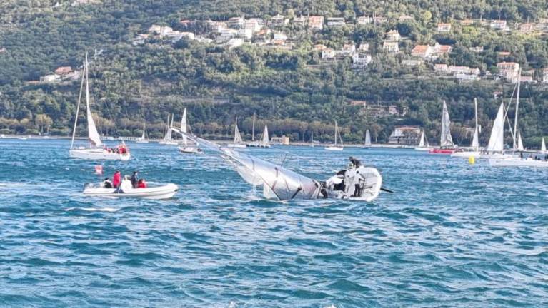 Barcolana: Skrajšali regato, konec za manjše jadrnice (v živo)