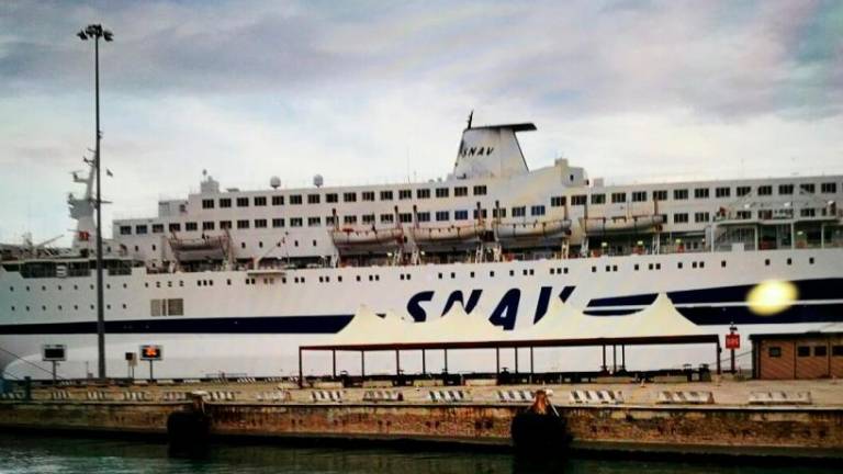 Trajekt obtičal sredi razburkanega Jadrana