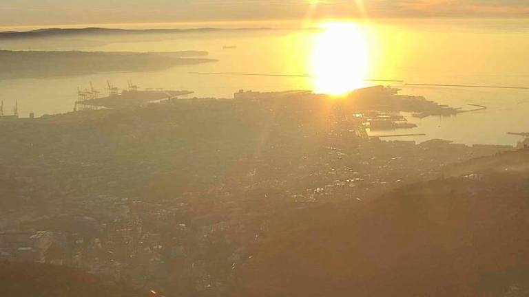 Trst zavit v megleno tančico