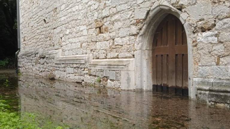 Voda dosegla cerkev v Štivanu