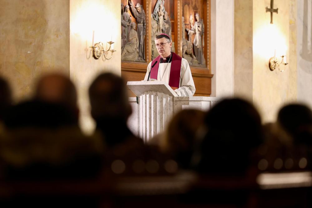 »V mestu lučke, v srcih tema«