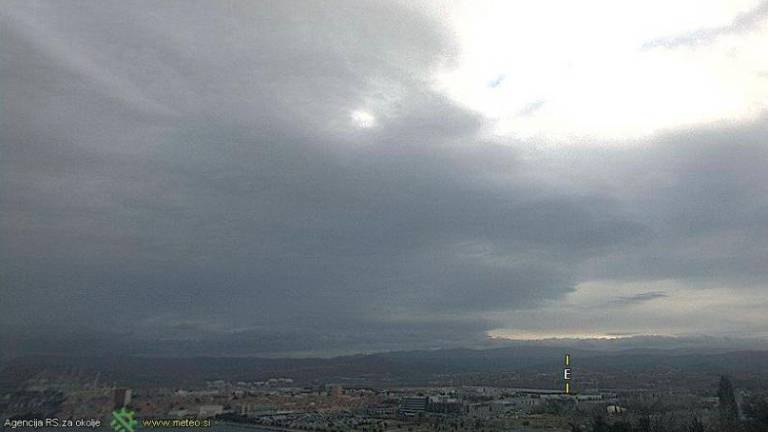 Danes pretežno oblačno in ponekod vetrovno