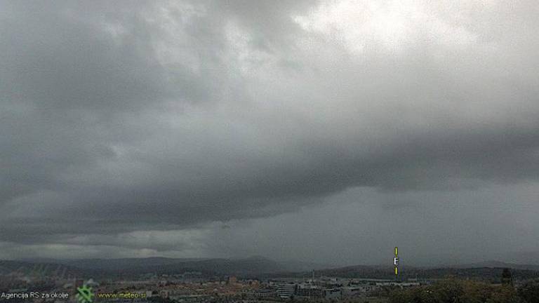 Arso opozarja pred vetrom in izdatnejšimi padavinami