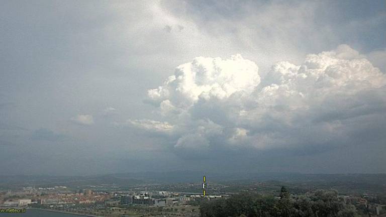 Ob nevihtah ponekod občuten padec temperature in močan veter