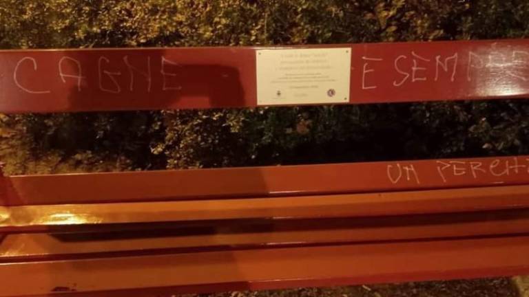 Neznanec oskrunil rdečo klop v goriškem Ljudskem vrtu