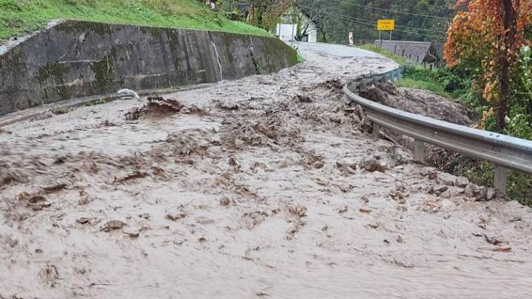 V Baški grapi voda dere z vseh strani (FOTO in VIDEO)