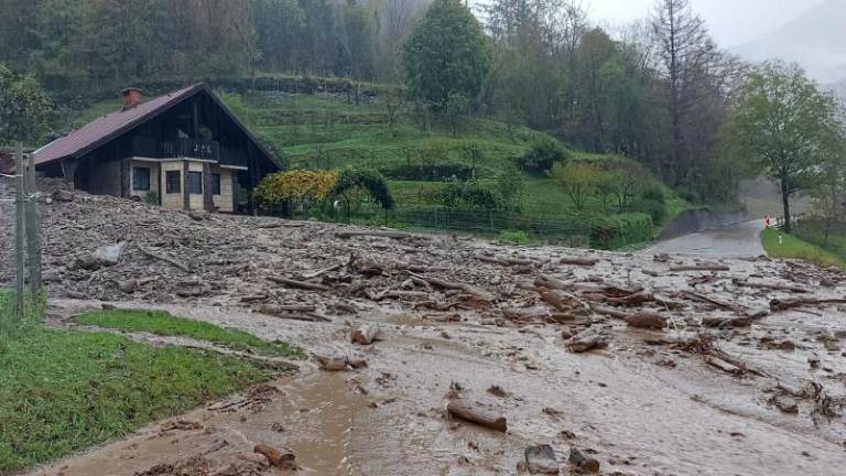 V Baški grapi voda dere z vseh strani (FOTO in VIDEO)