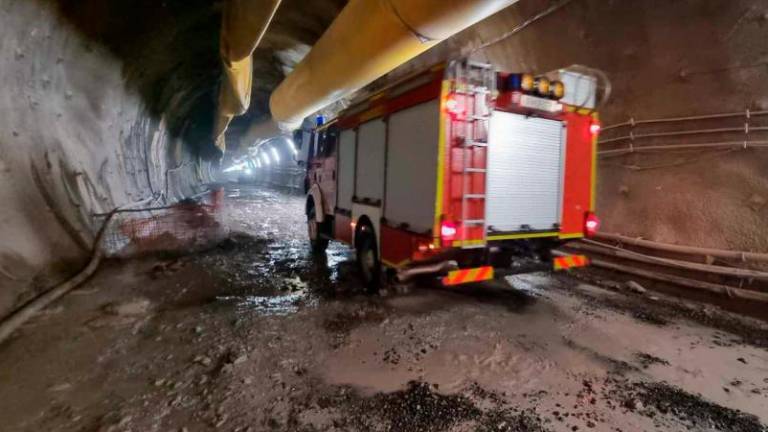 Na delovišču drugega tira v predoru zagorel delovni stroj