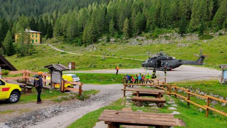 Par obtičal vso noč v steni med nevihtami in strelami