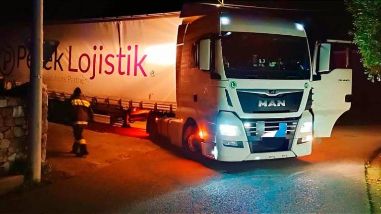 V Sesljanu se je spet zagozdil tovornjak