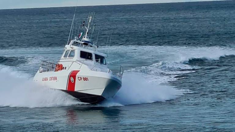 Reševali deskarja v primežu burje in valov