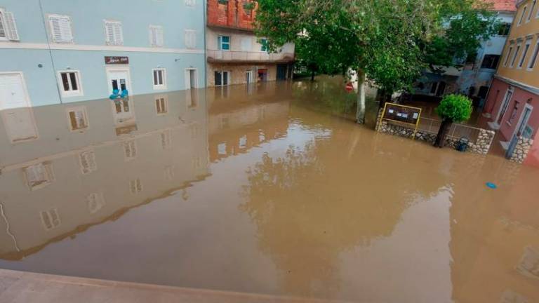 Zaradi obilnih padavin poplave na Hrvaškem, reke grozijo tudi v vzhodni Slovenijii