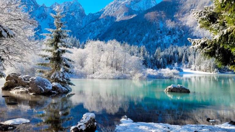 Ob Belopeškem jezeru reševali dve družini