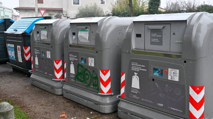 Pametne zabojnike so pomazali tudi na Proseku (FOTODAMJ@N)