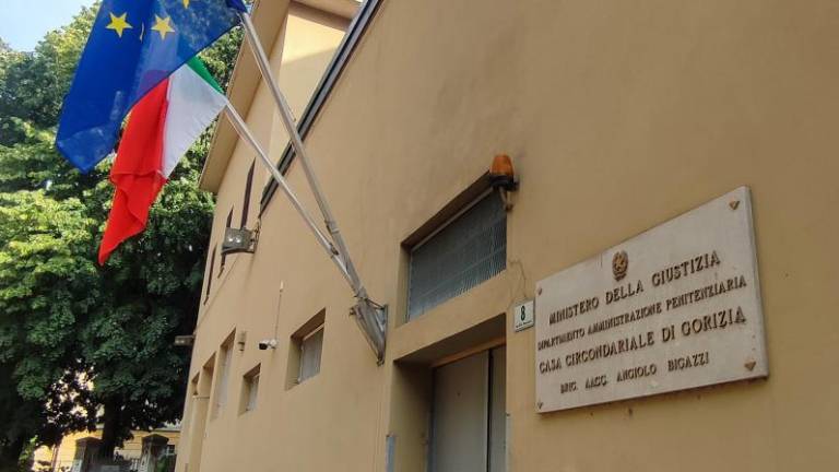 Dvakrat ga je udaril v obraz