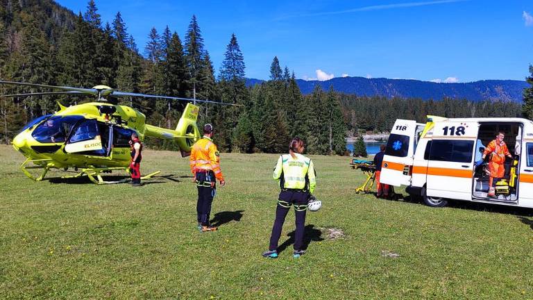 Z Mangarta so ga rešili s helikopterjem