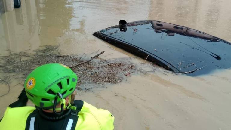 Razdejanje v poplavljeni Versi (VIDEO)