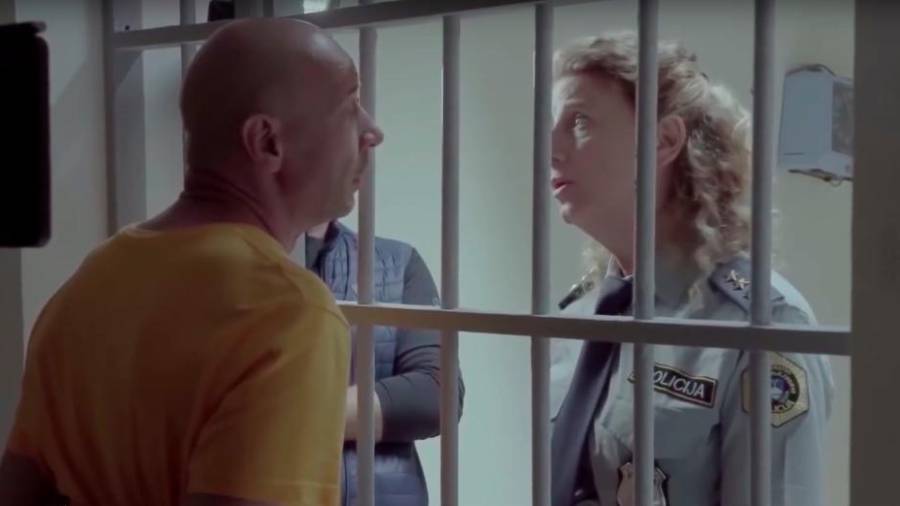 »Prebežnik« Aldo Baglio in »cinična« slovenska policistka Anna Finocchiaro (YOUTUBE)