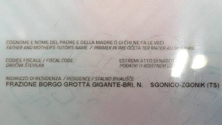 Izvirno ime vasi je zaradi pomanjkanja prostora delno izpadlo