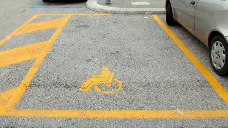 Nezakonito uporabljali invalidsko parkirno karto