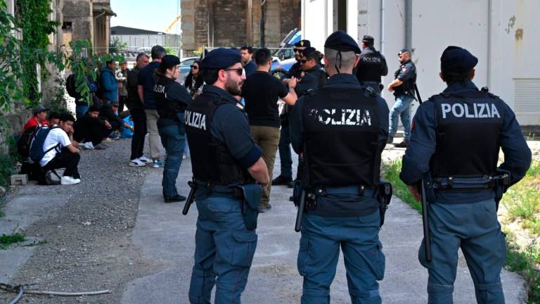 Iz skladišča 19 pospremili okrog sedemdeset migrantov