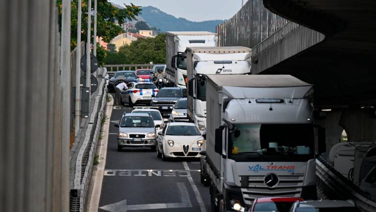 Na hitri cesti avtomobil trčil v skuter, ki je stal v koloni