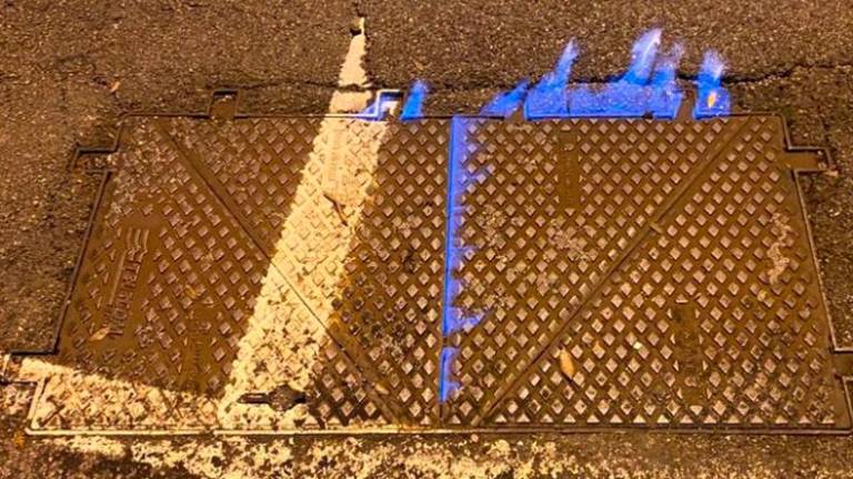 Iz cestnega jaška so se dvigali plameni