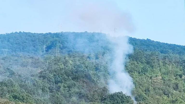 Železniški promet je prekinjen, cesta je zaprta