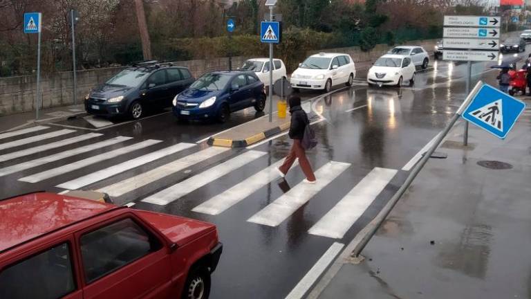 Avtomobila in skuter vpleteni v nesrečo pred katinarsko šolo