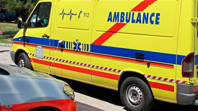 Zadržati je želela avto, ki se je sam premikal, a jo je povozil