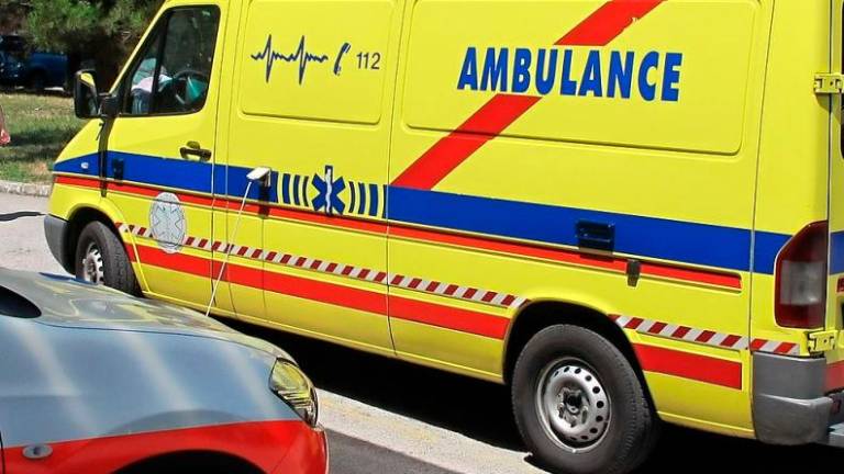 Zaradi zimskih razmer na Tolminskem avto zdrsnil v Sočo