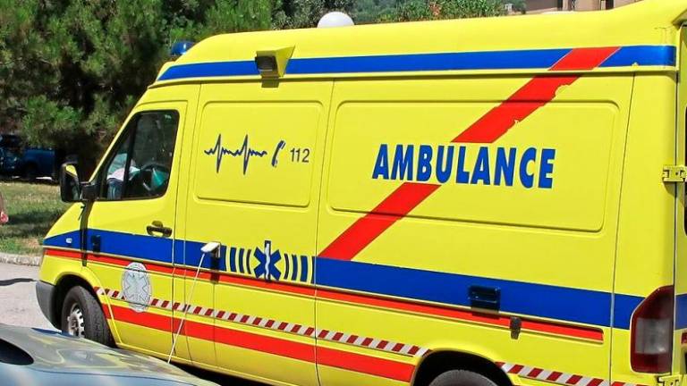 Motorist zapeljal v ograjo, nato je vanj trčil tovornjak