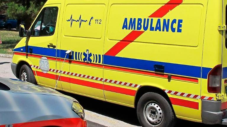 Otrok padel z mopedom in se huje poškodoval