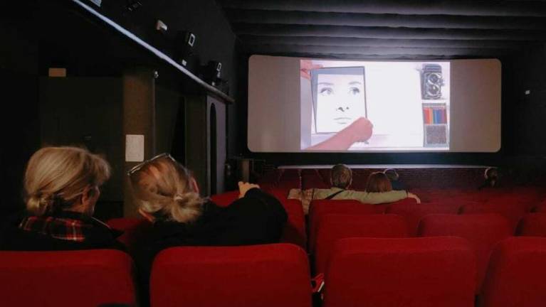 Do oseb z demenco prijazne filmske projekcije vabijo