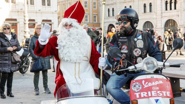 Hrupen Miklavž na motornem kolesu spet prihaja k manj srečnim