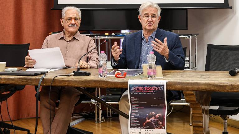 Program turneje sta predstavila vodja in ustanovitelj orkestra ESYO Igor Coretti Kuret (desno) ter predsednik SGME Ezio Perillo