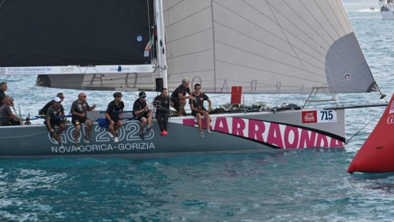 Z zastavo Go!2025 med top 10 na Barcolani