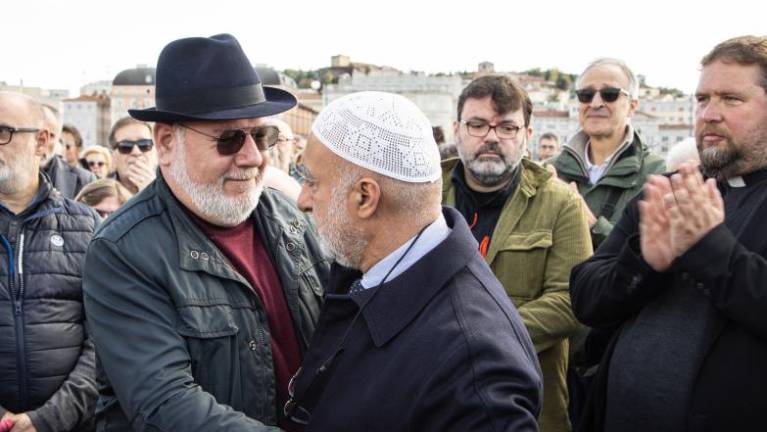 Vsaj 1500 ljudi na tržaškem pomolu: ustavite orožje!