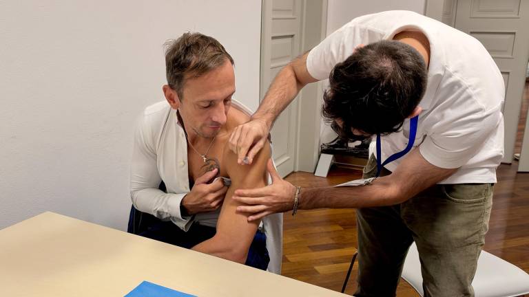 Ob začetku cepljenja proti sezonski gripi Fedriga nastavil ramo